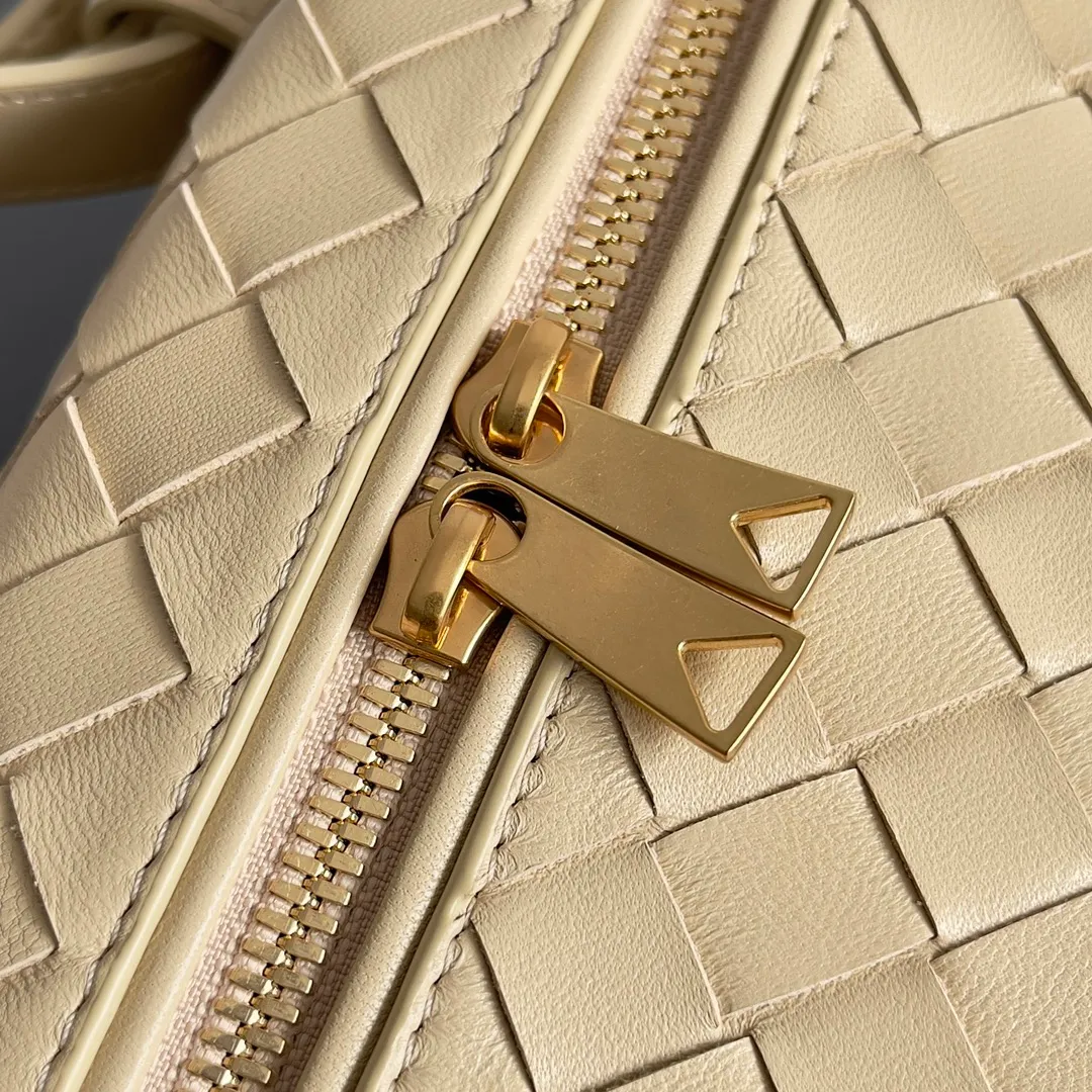 Batch 1360 Bottega Veneta 24 spring and summer woven zipper crossbody bag. A crossbody bag that can be used as a cosmetic bag. The exquisite weaving and compact body are an indispensable accessory for the upcoming summer. The double zipper also better protects the bag. It has a large capacity. If you like it, don’t miss it. Style number: 789109 Size: 22*12.5*5cm